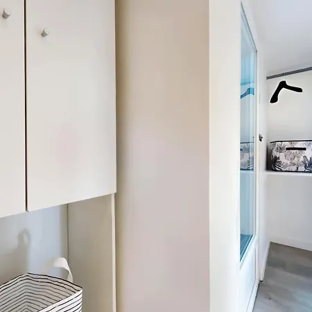 Pro Uniquement Pas Touristes Ou Familles Appartement