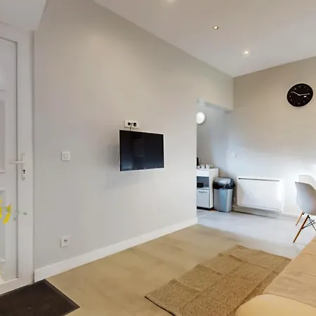 Pro Uniquement Pas Touristes Ou Familles Stains