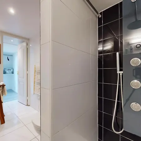 Pro Uniquement Pas Touristes Ou Familles Appartement